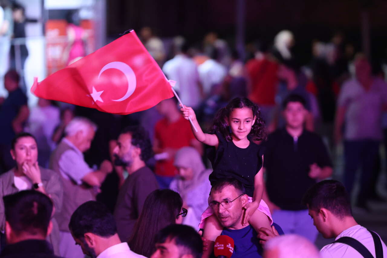 Konya'da 15 Temmuz gecesi! Kılıçarslan Meydanı'na insan seli 19